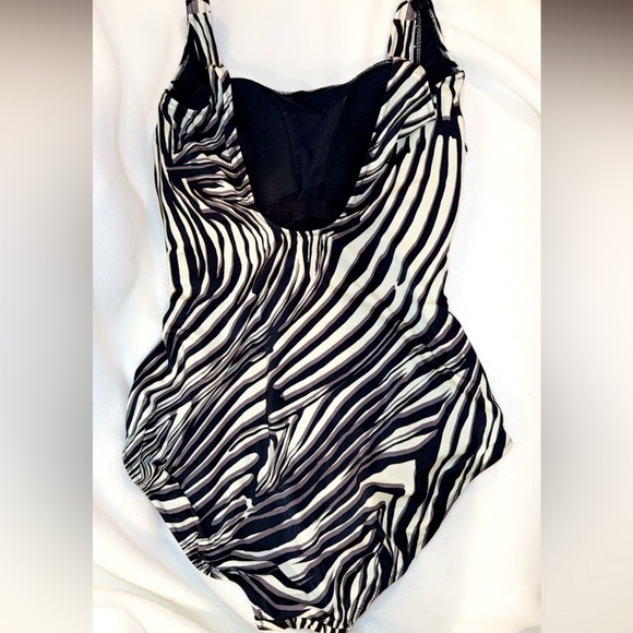 Gottex plus size 20 Black One Piece Built-In Shelf Bra animal print swimsuit - Picture 7 of 8